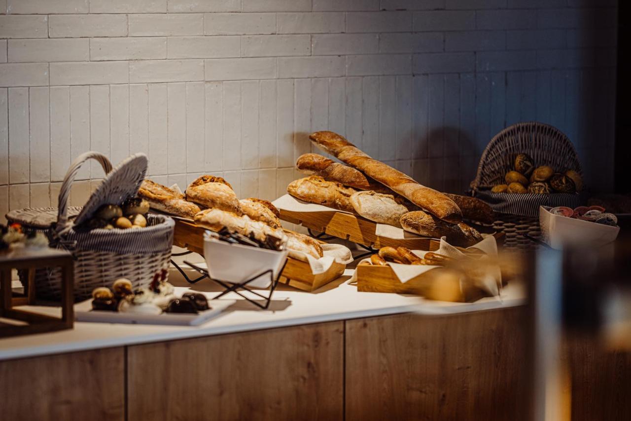 Elements Hotel&Spa Świeradów-Zdrój Exterior foto Bread at a buffet