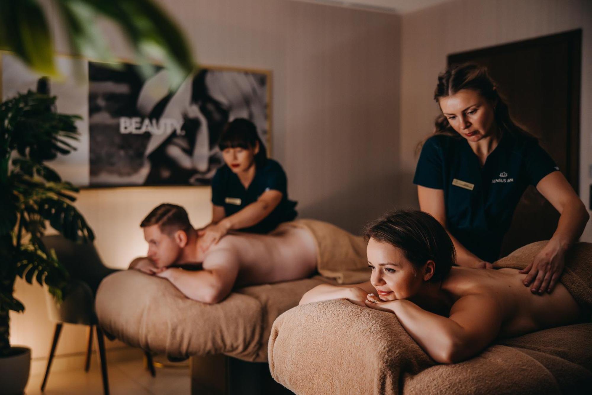 Elements Hotel&Spa Świeradów-Zdrój Exterior foto Massage therapists working on a couple