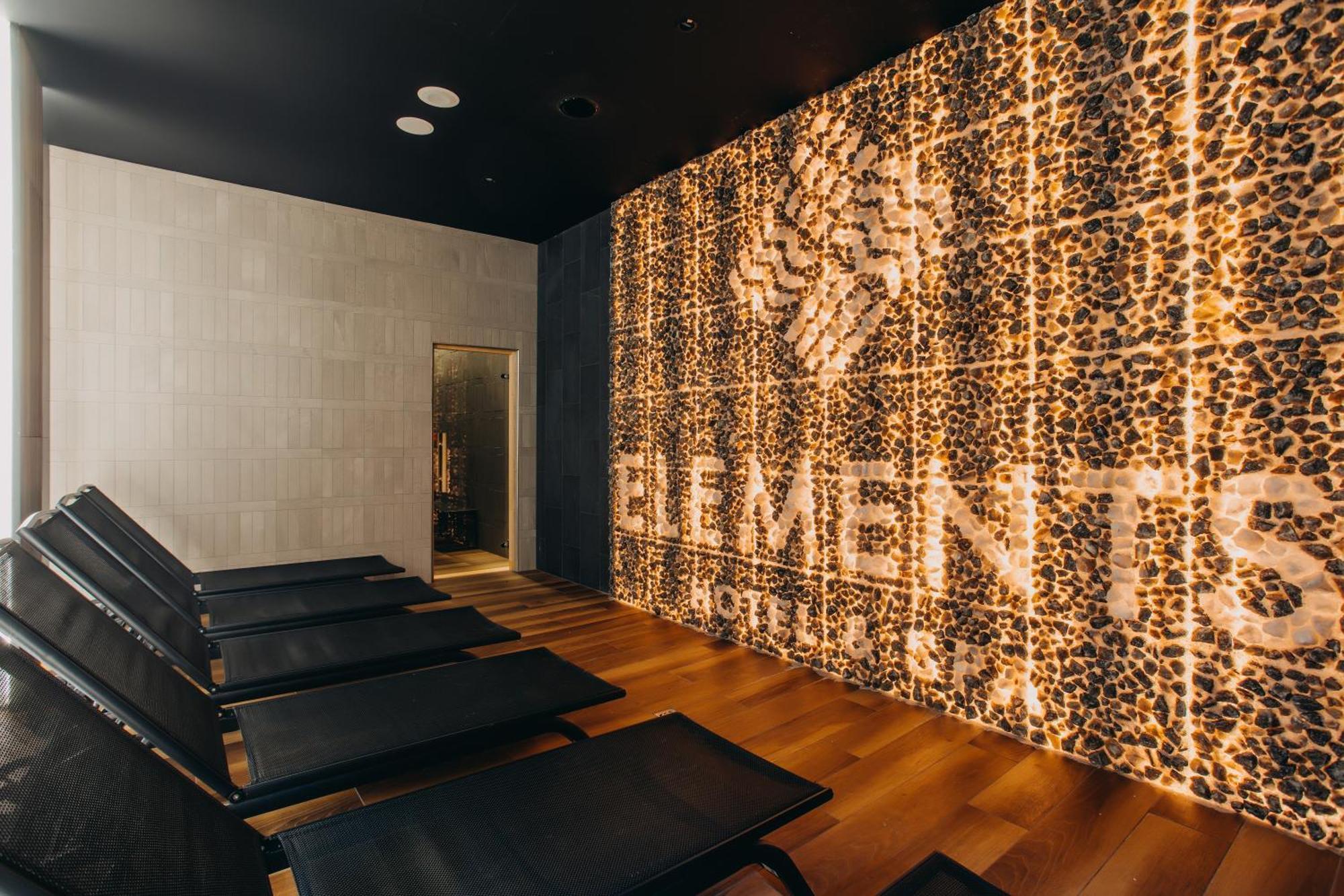 Elements Hotel&Spa Świeradów-Zdrój Exterior foto A wall of backlit onyx